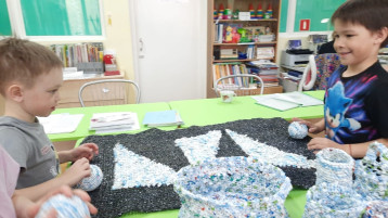 "Мы природу сохраняем, упаковки в ход пускаем" "Мы природу сохраняем, упаковки в ход пускаем".